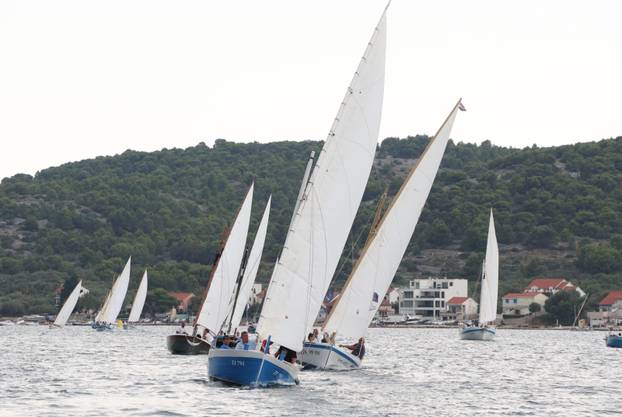 FOTO Čuvari stoljetne tradicije: Drveni brodovi utrkivali se na 'Regati za dušu i tilo' u Betini
