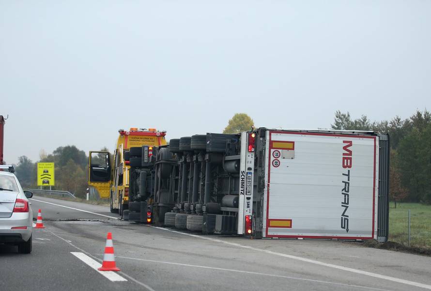 Kod Svete Helene prevrnuo se kamion, nastala velika gužva