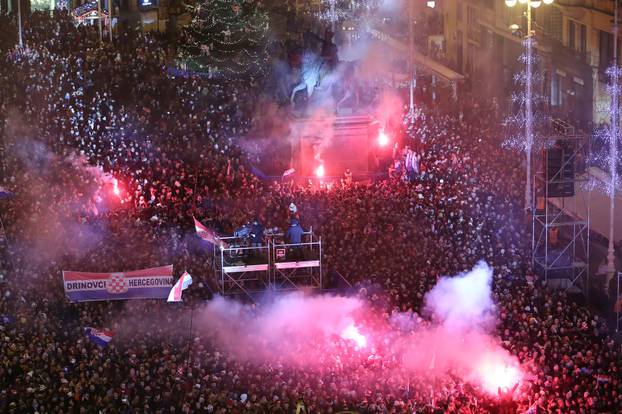 Zagreb: Pogled na glavni Trg prepun navijača koji su spremni za doček Vatrenih