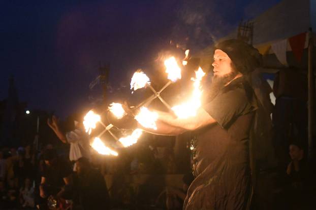Nastup gutača vatre na Renesansnom festivalu u Koprivnici