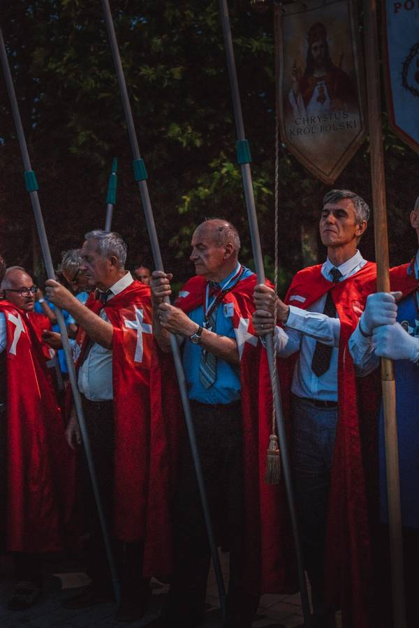 Sekta u crvenim plaštevima začudila vjernike  u Međugorju: Pogledajte o kome se radi
