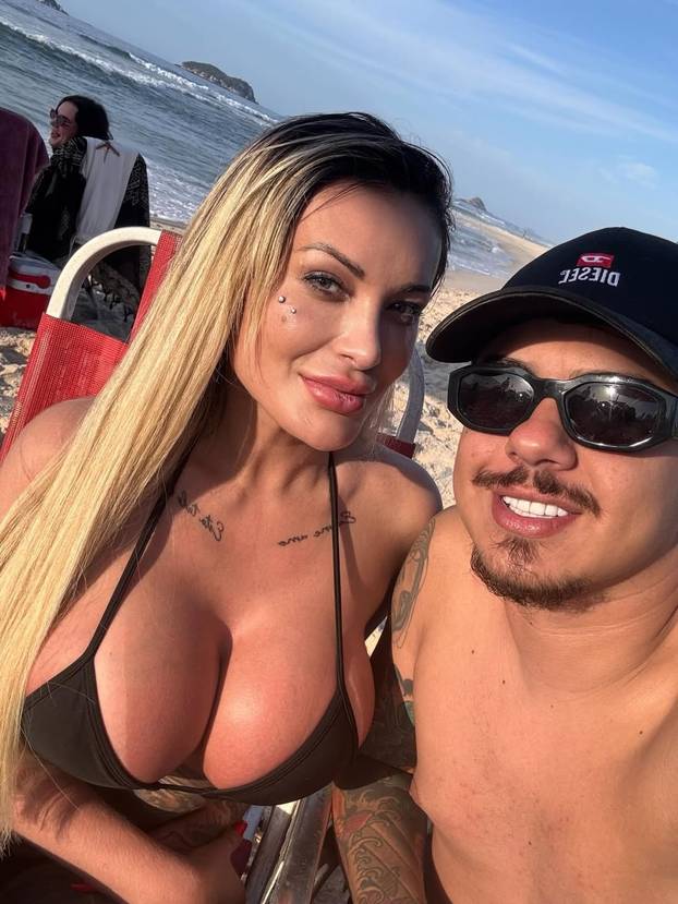 BIZARNO Miss BumBum mužu darovala lančić u kojem je kap njene menstruacije. I to nije sve