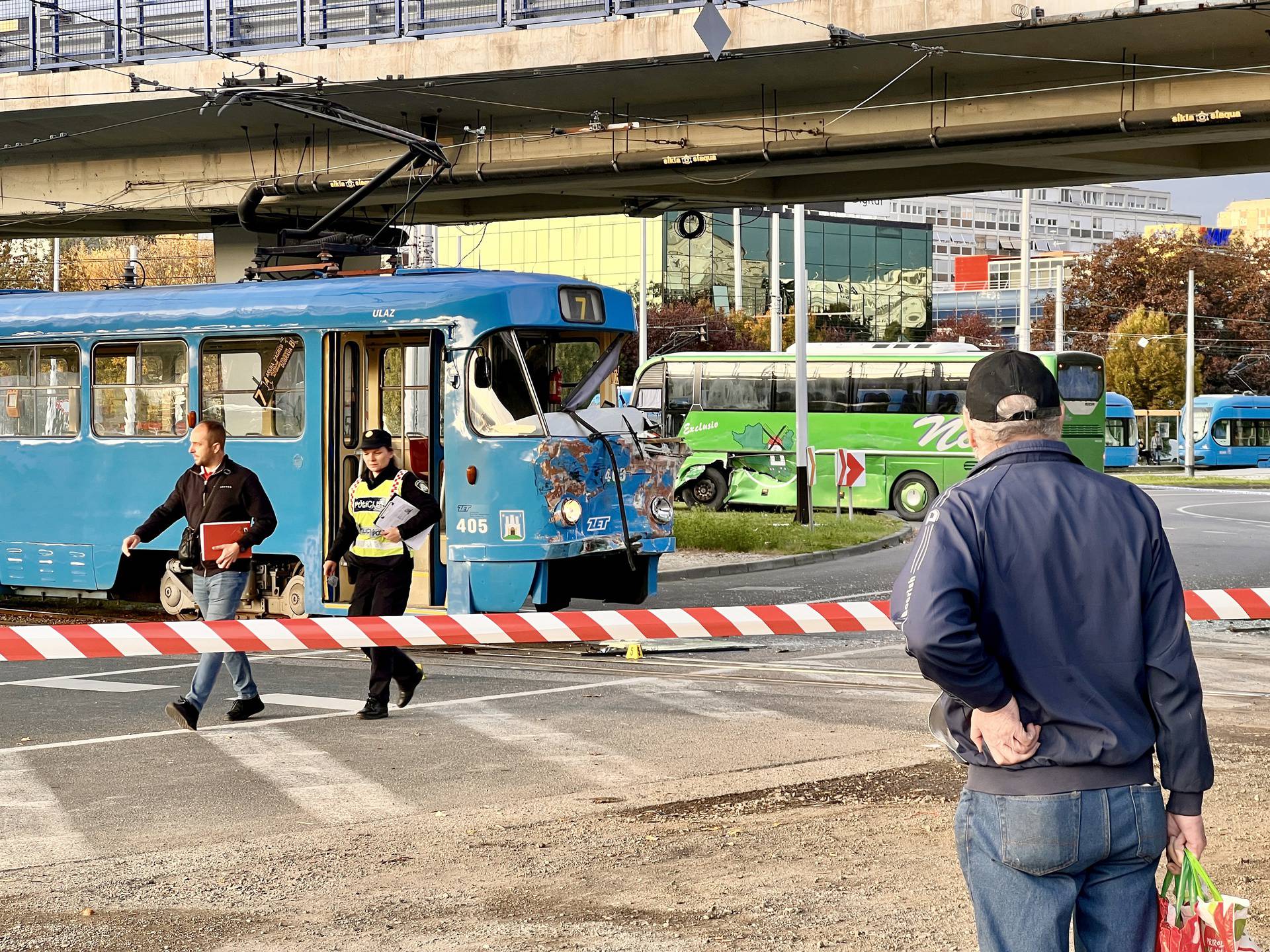 Jedna osoba poginula u sudaru tramvaja i autobusa