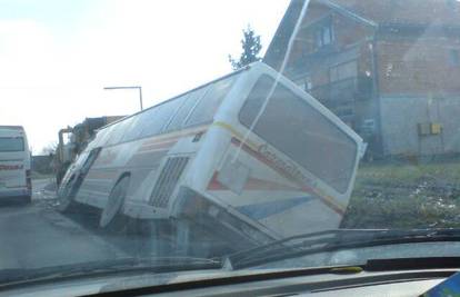 Bjelovar: Vozač autobusa sletio je s ceste u jarak 