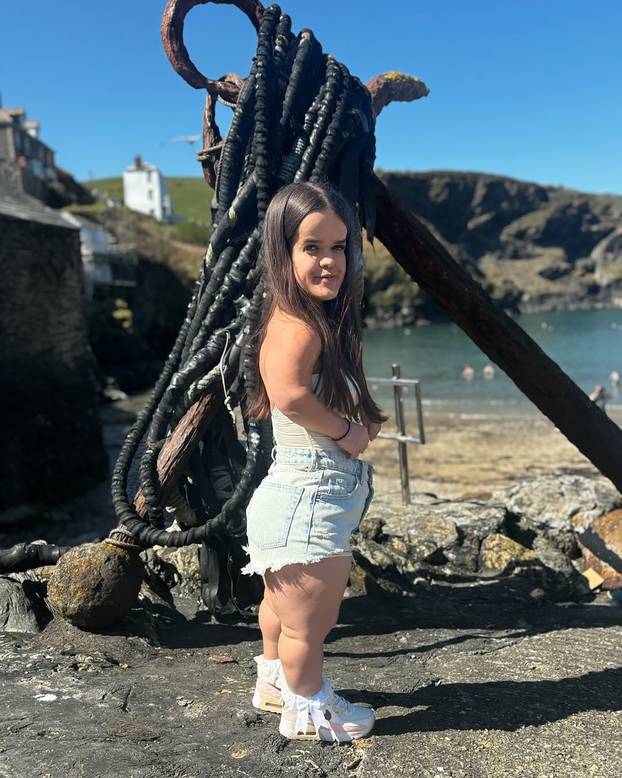 FOTO Visoka sam 112 cm i model sam! Ljudi govore nepristojne komentare kad vide mog dečka