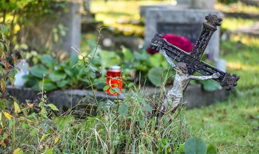 FOTO Tužan blagdanski prizor: Upaljena tek pokoja svijeća na psihijatrijskom groblju u Vrapču