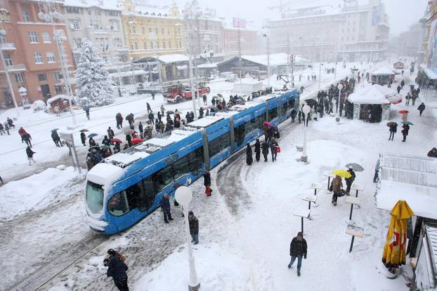 ARHIVA - Zagreb: Trg bana Jela?i?a pod snježnim pokriva?em