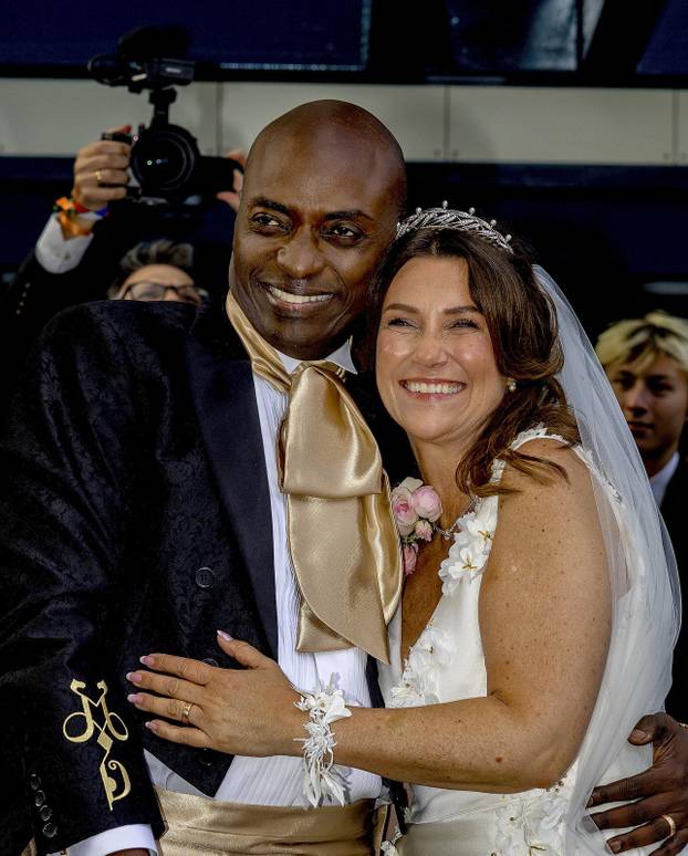 Bridal couple princess Märtha Louise and Mr. Durek Verrett greet the crowd