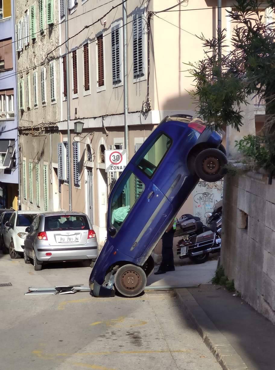 Bizarna nesreća u Puli: Sletio je s autom s dva metra visine