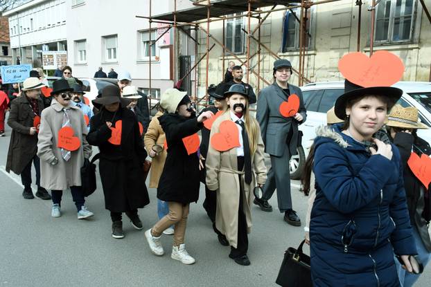 Sisak: Nekoliko stotina mališana iz dječjih vrtića i osnovnih škola sudjelovalo je na tradicionalnom Sisačkom fašniku
