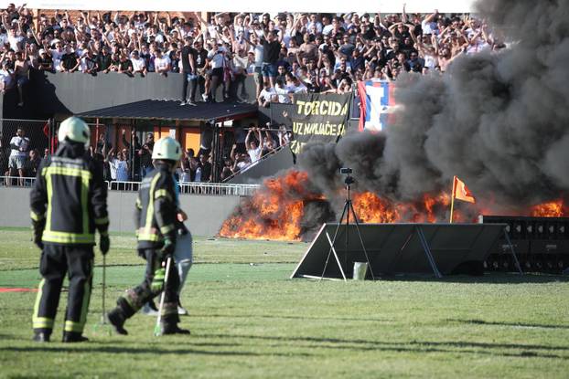 Šibenik: Utakmica prekinuta uslijed zapaljene ograde, gašenje u tijeku