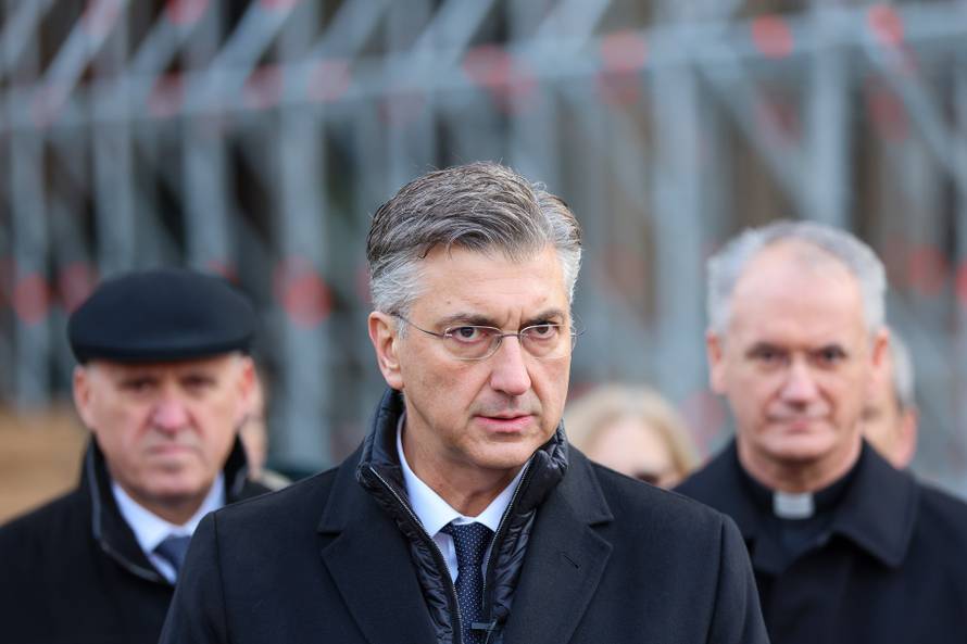 Zagreb: Andrej Plenković i mons. Dražen Kutleša obišli i razgledali obnovljenu unutrašnjost katedrale