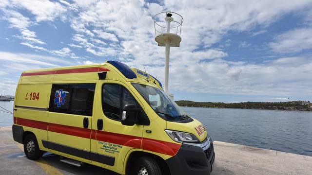 Šibenik: Vozilo hitne pomoći na rivi čeka pacijente s otoka