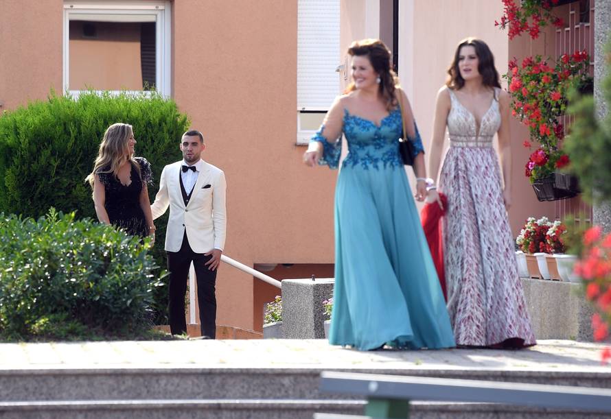 Izabel se nije odvajala od svog Matea na svadbi njegove sestre