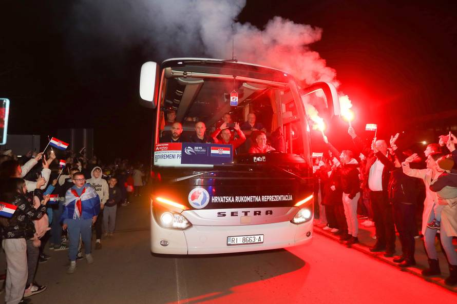 Brojni Karlov?ani pozdravili rukometaše na putu za Zagreb