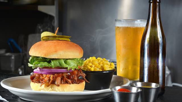 Pripremite se za vikend uz slasne burgere i domaće craft pivo - i to jeftinije uz 24 Oranž
