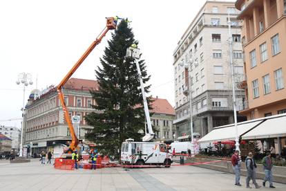 FOTO Pripreme za zagrebački Advent u punom jeku: Bor od 16 metara dobio je kuglice i ukrase