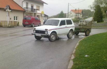 Zbog pizze vozač Ladu Nivu parkirao nasred ceste