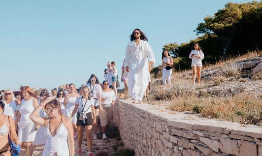 Jared Leto na Obonjanu je 2019. okupio svoj 'kult' i propovijedao im obu&ccaron;en u potpunosti u bijelo
