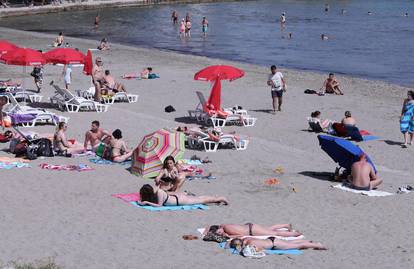 Split: Lijepo vrijeme mnogi koriste na uživanje na plaži