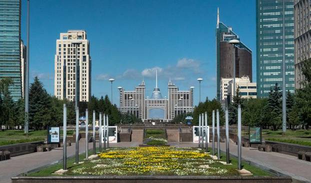 Ova fotografija snimljena 29. lipnja 2024. prikazuje središnju os Astane u Kazahstanu.