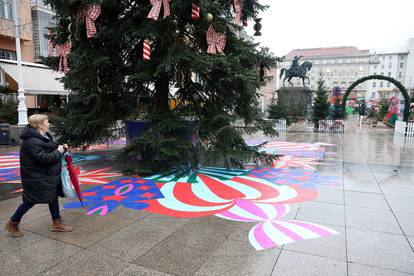 Zagreb: Bor na Trgu dobio ukrase u stilu steet arta