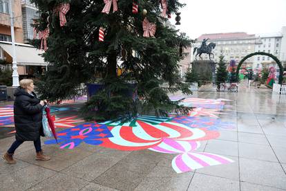 FOTO Nakon Masarykove, sad su ukrasili i Jelačićev trg. Ispod bora osvanuli pokloni i srca...