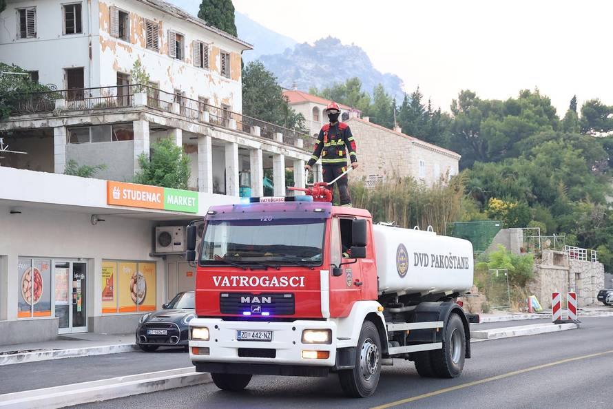 Požar kod Omiša i dalje bukti