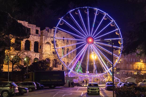 Pula: Podno Arene pokrenut panoramski kotač  koji je dio Adventa