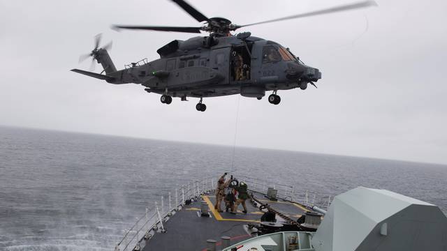 Air Detachment members aboard HMCS Fredericton conduct a transfer training exercise during Operation Reassurance