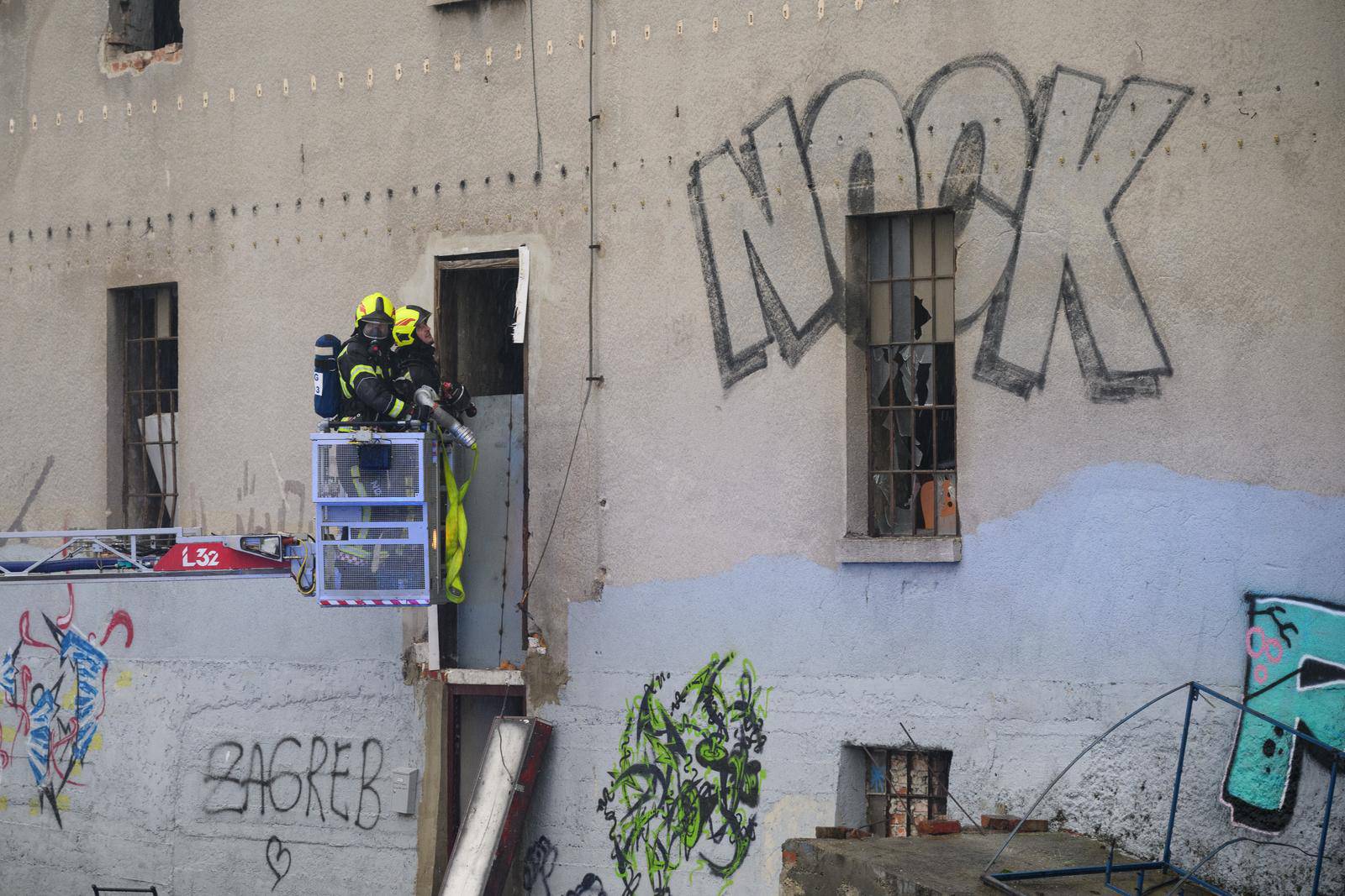 Zagreb: Vatrogasci gase požar na zgradi Paromlina