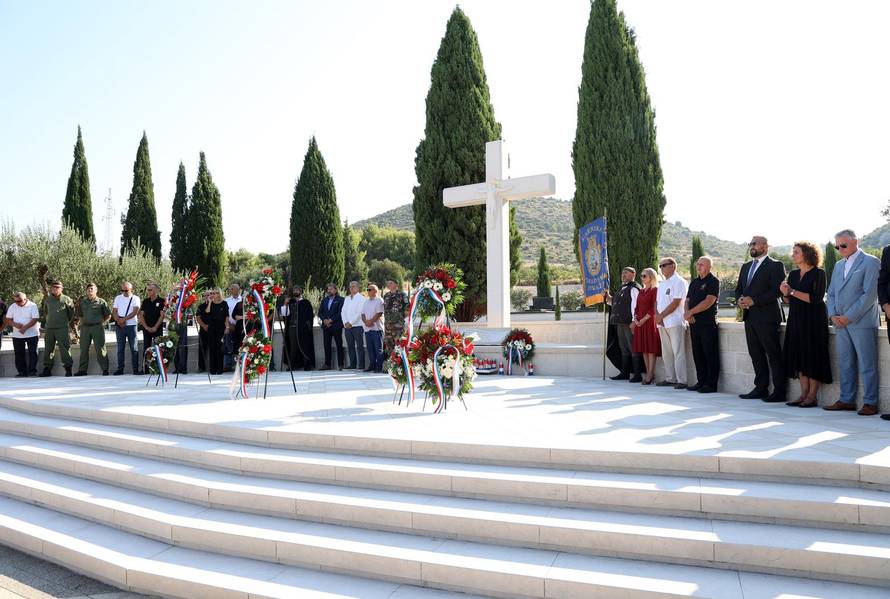 Šibenik: Položeni vijenci i zapaljene svije?e povodom obljetnice Oluje
