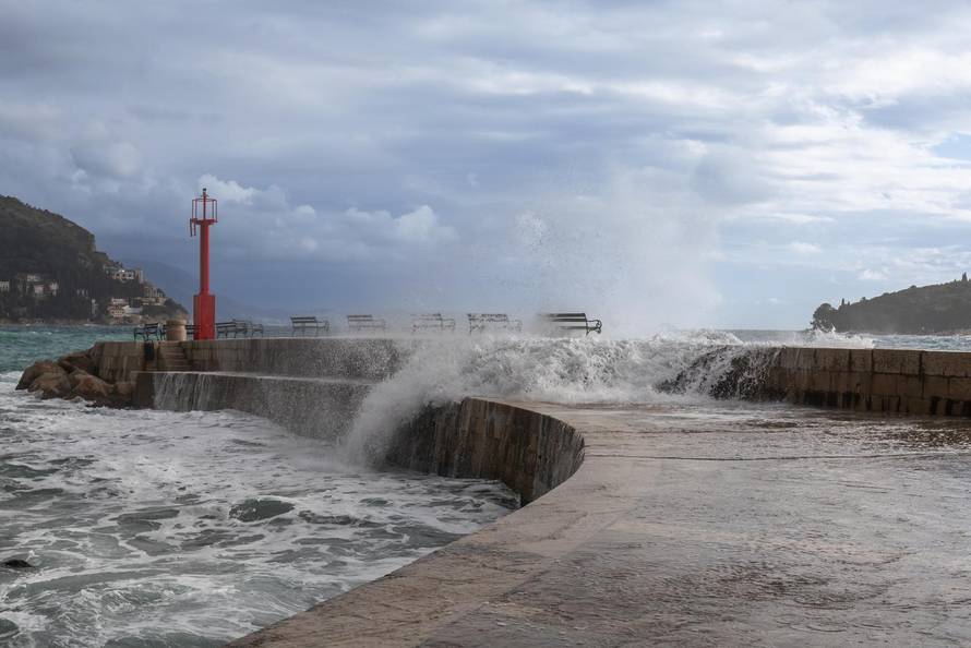 Dubrovnik: Potraga za tijelom muškarca kojeg su povukli valovi je obustavljena