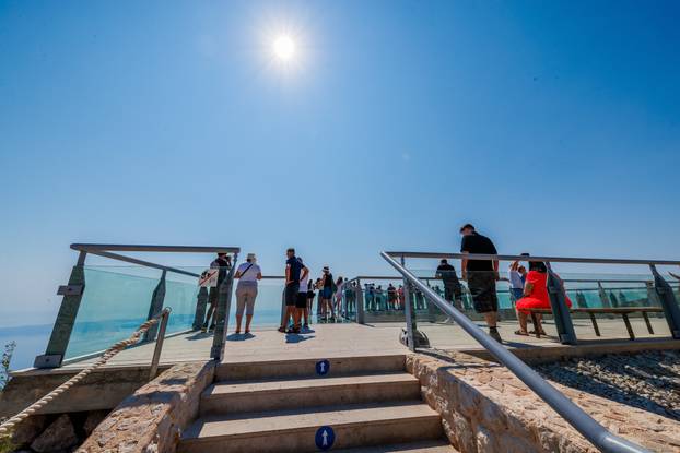 Brojni posjetitelji dovoljno su hrabri za obilazak Skywalka, vidikovca na Biokovu