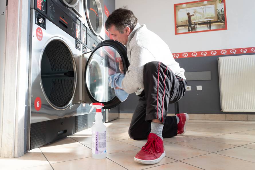 Zagrepčanin: Ako žene mogu kositi, mogu i ja prati podove