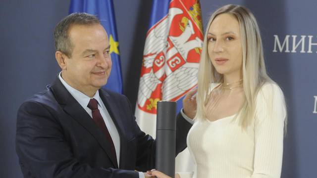 Beograd: Prvi potpredsjednik Vlade Republike Srbije i ministar vanjskih poslova Ivica Dačić uručio je diplome polaznicima Diplomatske akademije