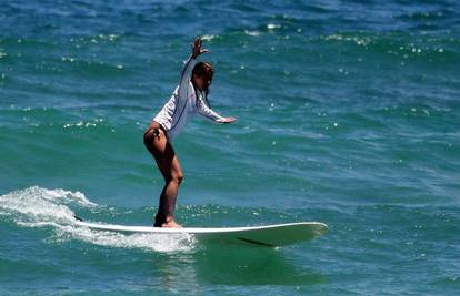 Havaji: Jennifer Aniston liniju održava surfajući 