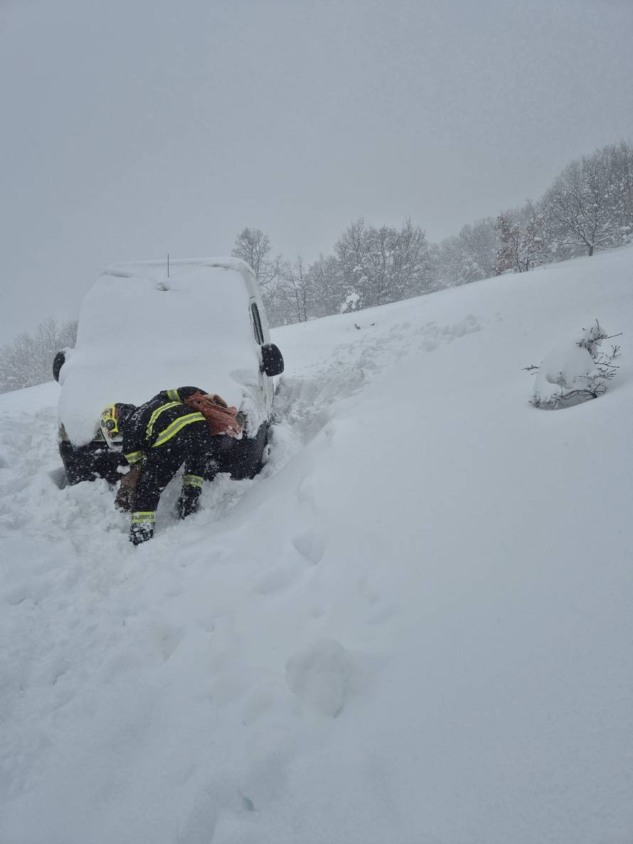 DRAMA NA PLITVICAMA Obitelj zapela u snijegu, vatrogasci se pješice probijali kroz nanose