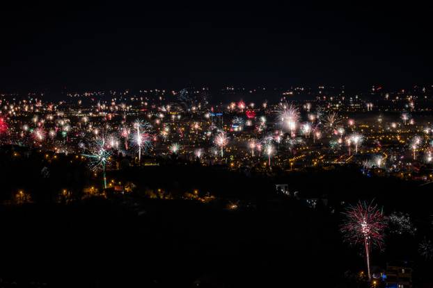 Vatromet u novogodišnjoj noći iznad Zagreba