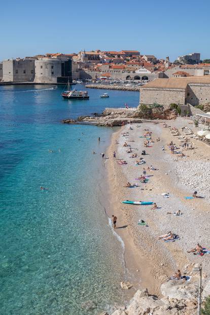 FOTO U Dubrovniku je i dalje ljeto: Turisti preplavili grad, uživaju na plažama i sunčaju se