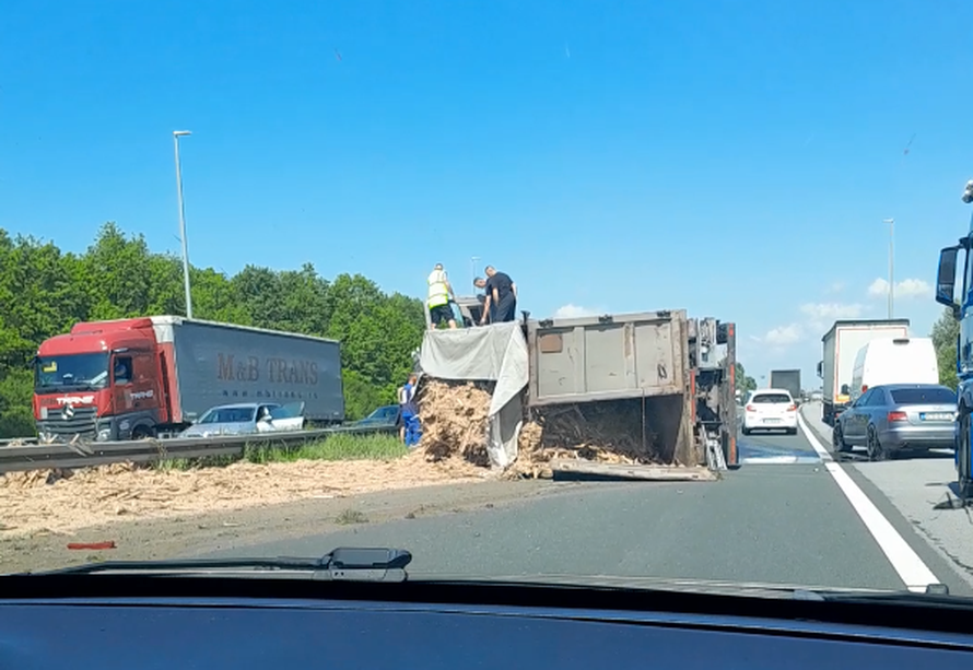 VIDEO Kamion se prevrnuo na A3 kod Križa: 'Vozača su vadili iz kabine, pukla mu je guma'