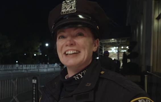 Suze dame sa značkom: Conor rasplakao njujoršku policajku...