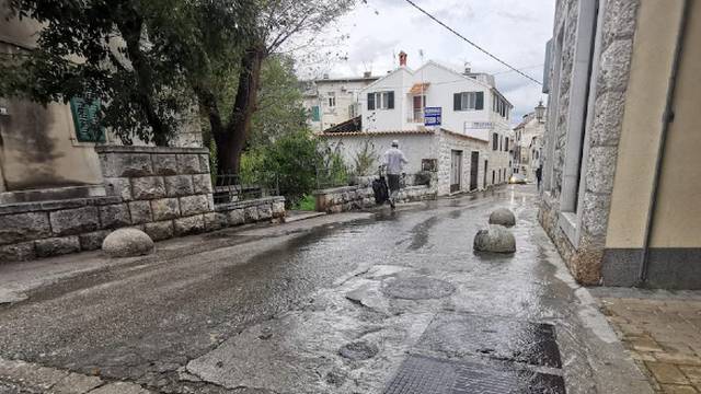 U centru Splita pukla cijev, pokušavaju spriječiti poplavu