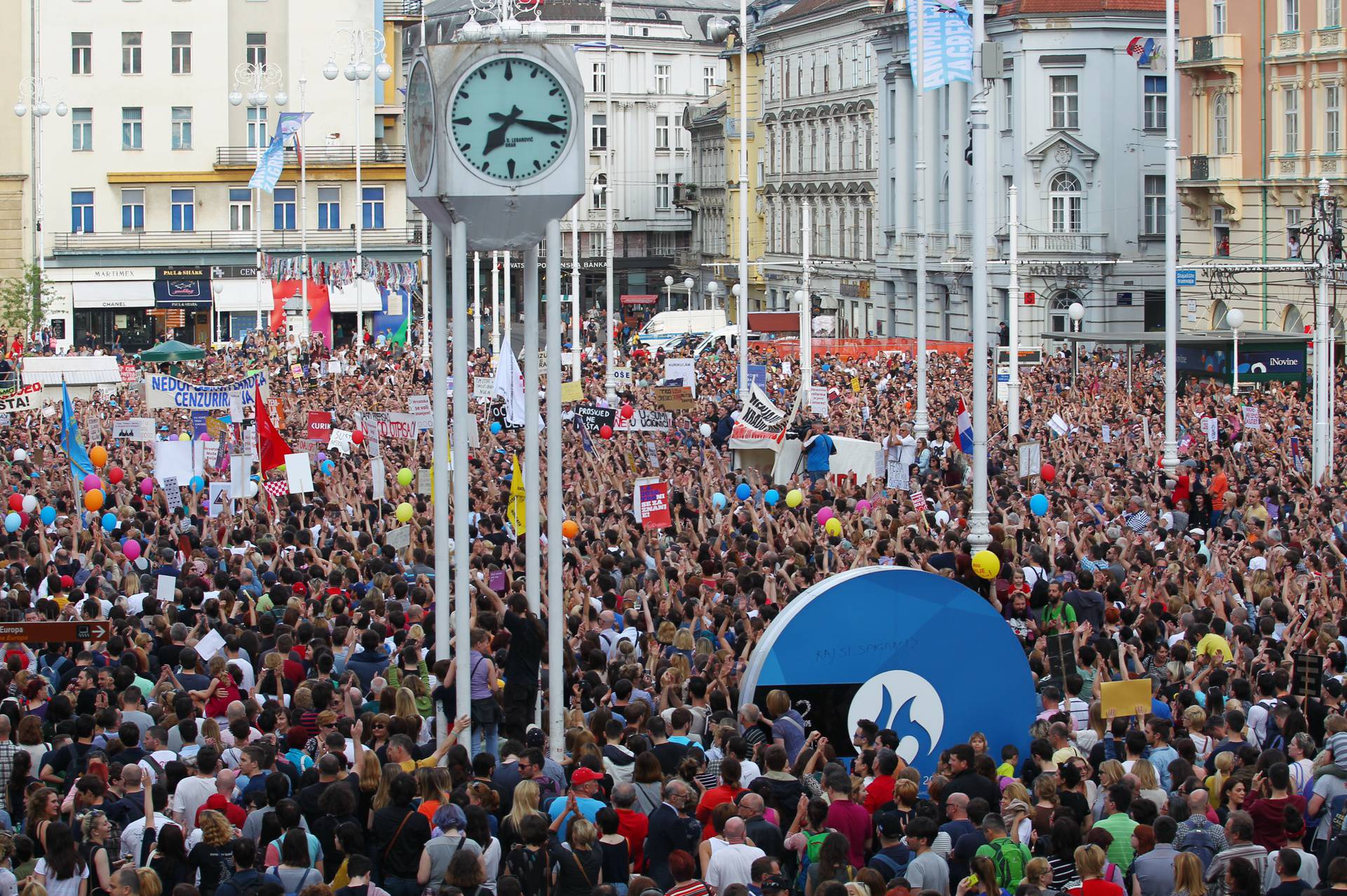 Na današnji 2016. održani veliki prosvjedi "Hrvatska može bolje" u znak potpore kurikularnoj reformi