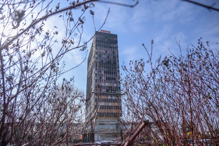 Zagreb: Postavljena dizalica na zgradu Vjesnika na kojoj traju pripreme za rušenje