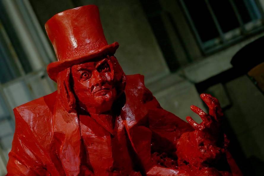 Dino Dvornik dobio spomenik: Crven je i izliven u poliesteru