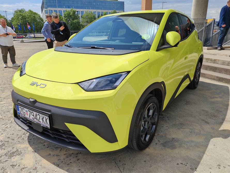 Pokazao kako mu kineski auto izgleda nakon 220.000 km u 2 godine. Premiumi na aparatima