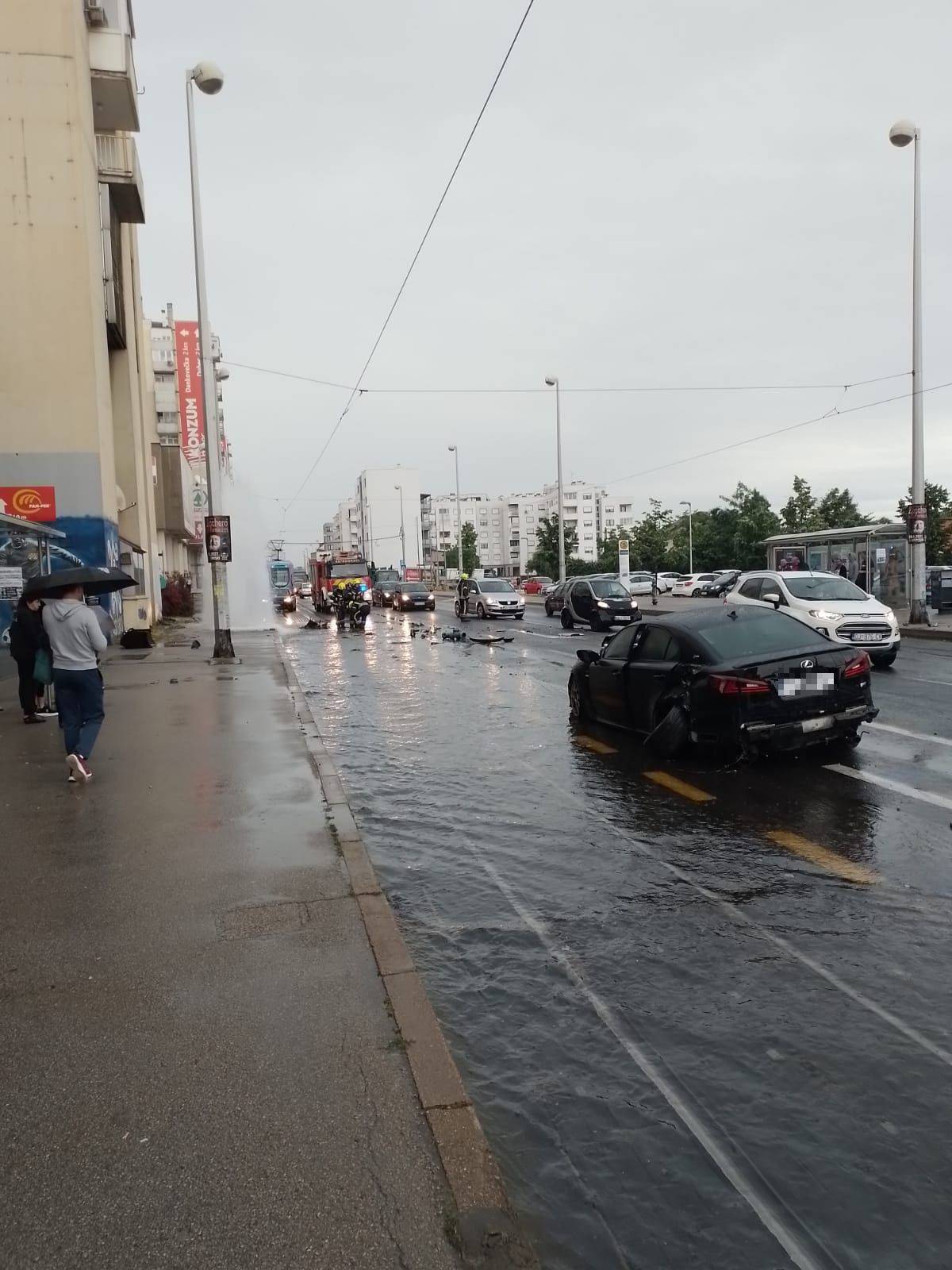 VIDEO Krš i lom u Dubravi: Lexusom pomeo hidrant, voda šikljala nekoliko metara u zrak