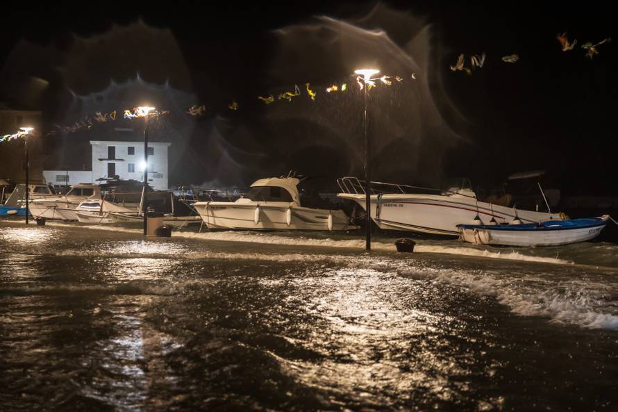 Kaštela: Ciklonalna plima poplavila rivu i okolne ulice
