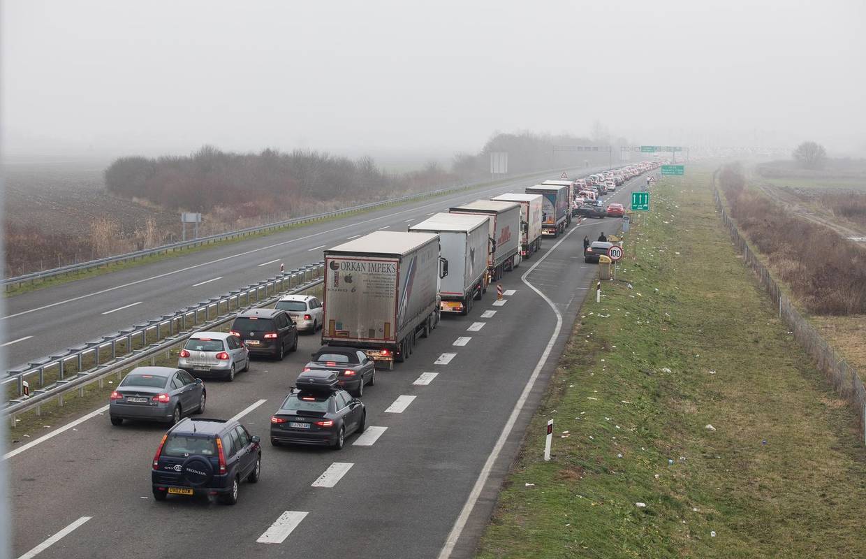 Kolona teretnih i osobnih vozila na Bajakovu duga oko 4 km